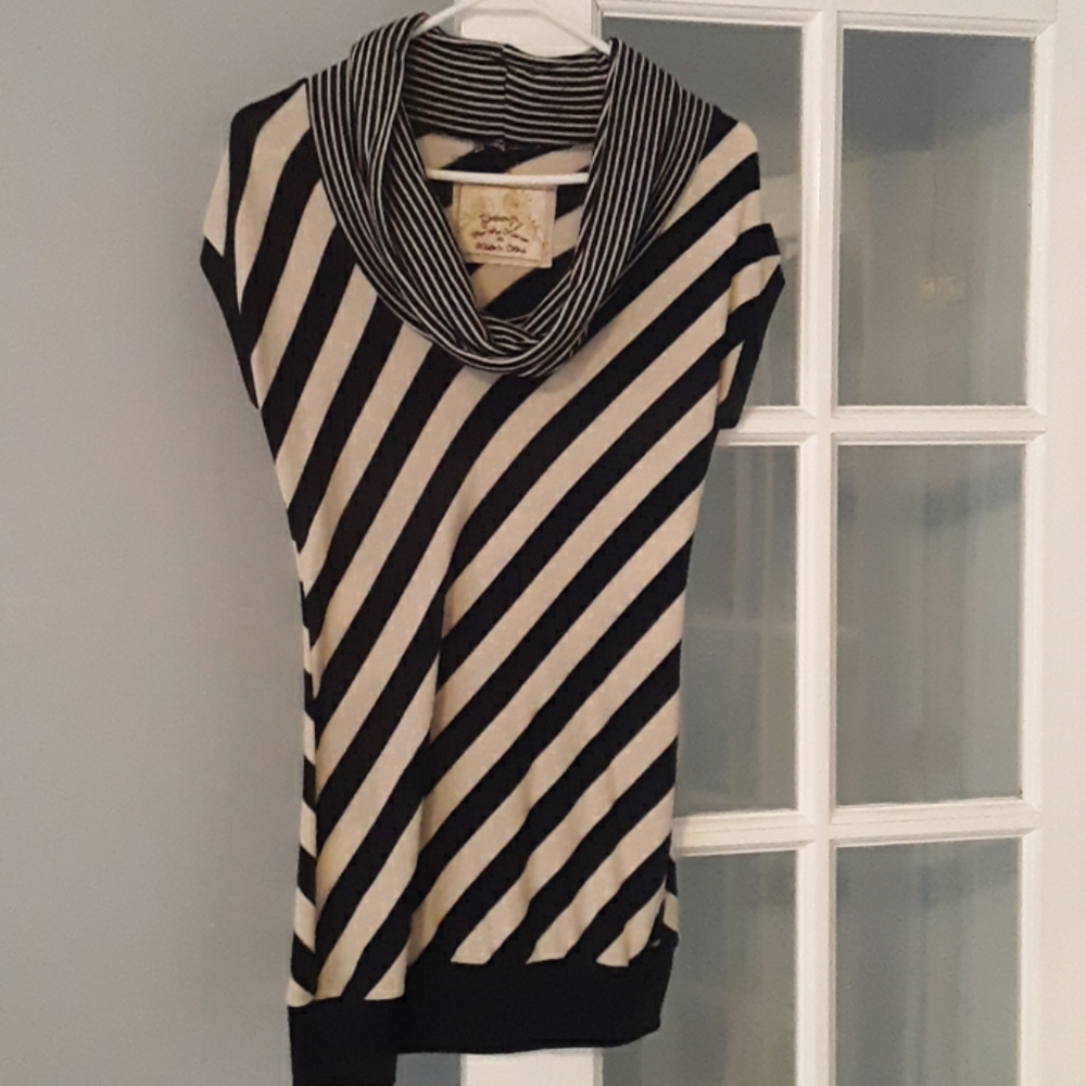 Short sleeve sweater